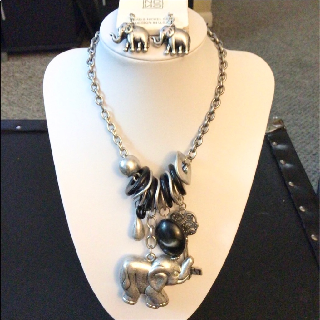 Nwt. Nena. Silver/Black Elephant Keys Set.